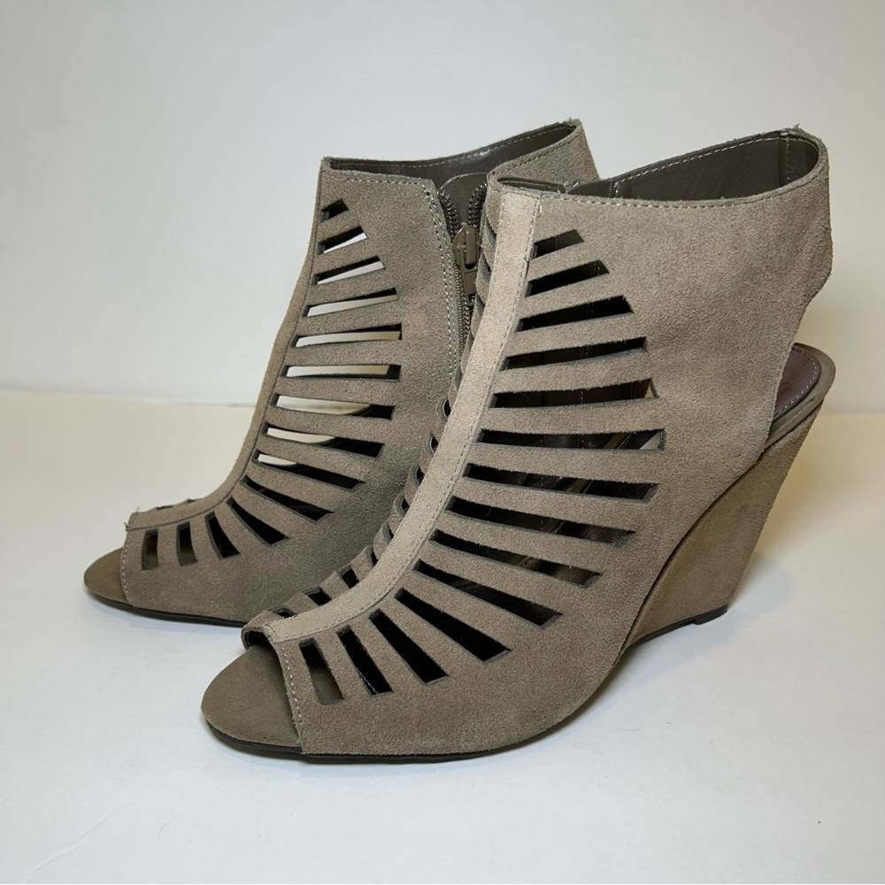 Steve Madden Wedge Heels Taupe Gray Faux Suede Strappy Cutout  Womens Size 9 1/2
